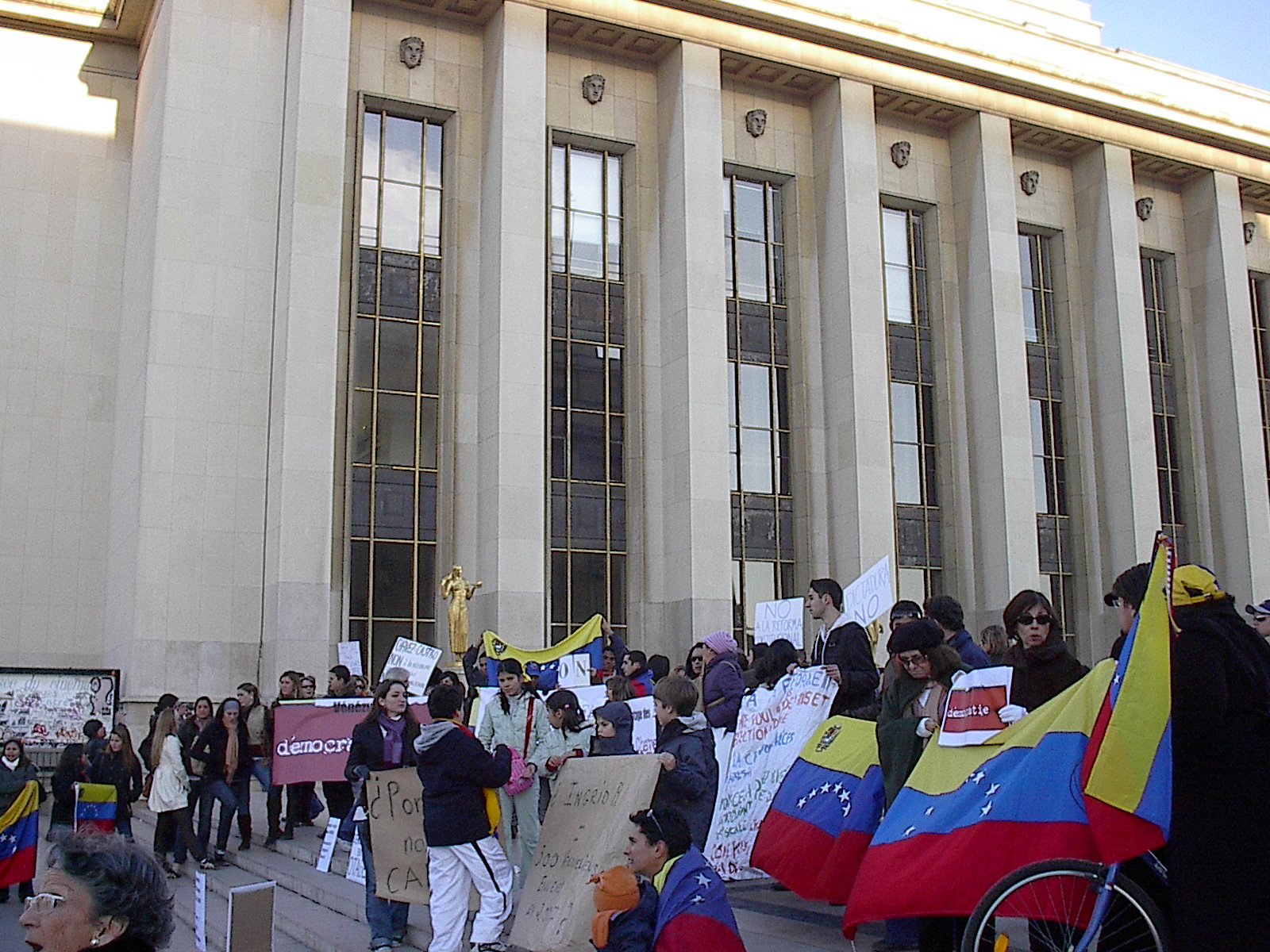 Venezuelans against Chavez - Protest on France
